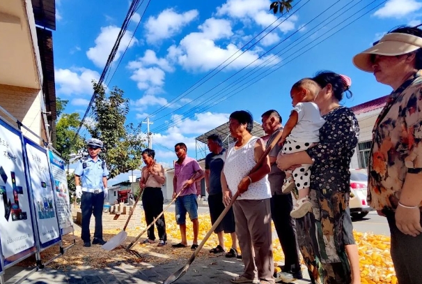 蒲城公安交警：交通安全進農(nóng)村，守護“秋收”平安路